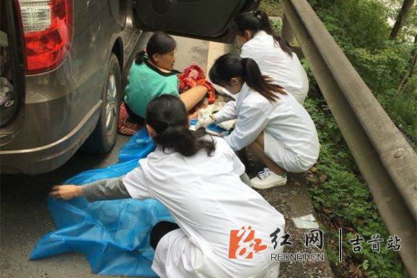医护人员替产妇铺好床接生