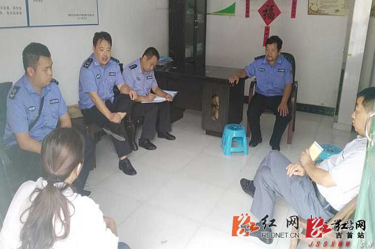 检查组为仓库负责人宣传政策形势.jpg