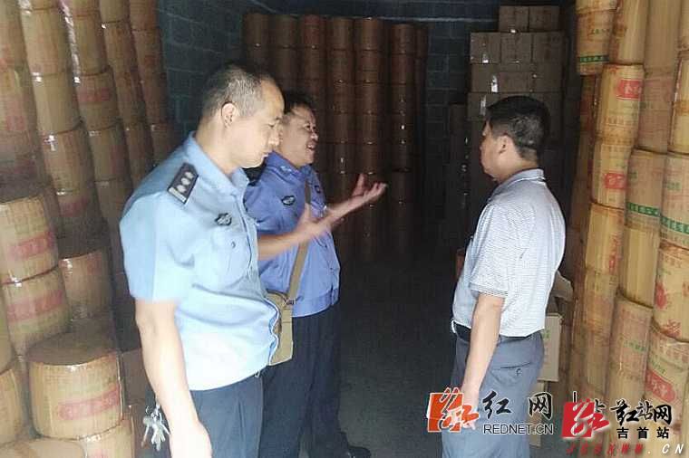 检查组查看烟花爆竹存放仓库.jpg