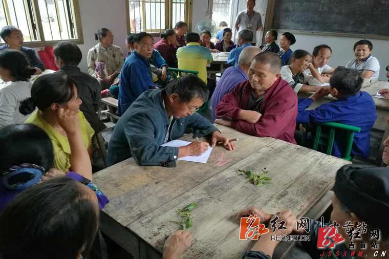 图2.农户现场提问和交流.jpg