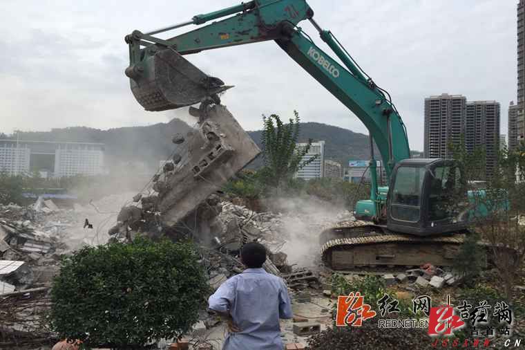 机械拆除人民广场东北角建筑.JPG