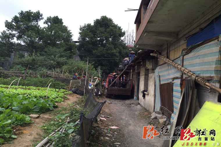 群众自行拆除广场东北角建筑.JPG