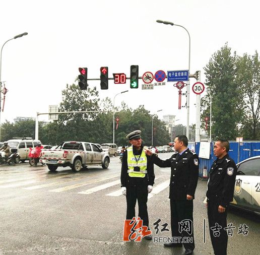 吉首市公安局主要领导现场调研公安交通管理工作.jpg