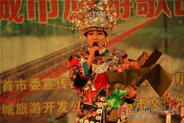 4号选手陈慧玲倾情演绎《神秘湘西》（图：左宗毅）.jpg