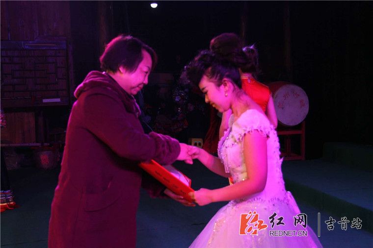 龚部长为冠军陈媛媛颁奖（图：左宗毅）.jpg