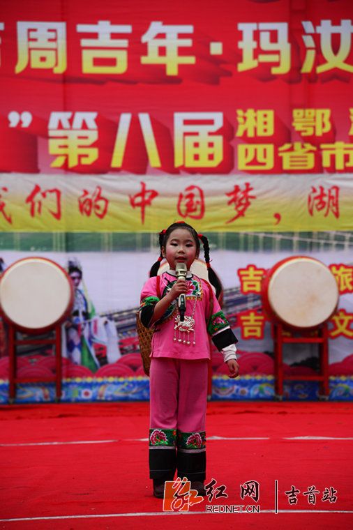 5岁的吴梦蕊小朋友演唱苗歌（图：吴鹃）.jpg